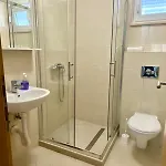 多曼内纳德公寓 *